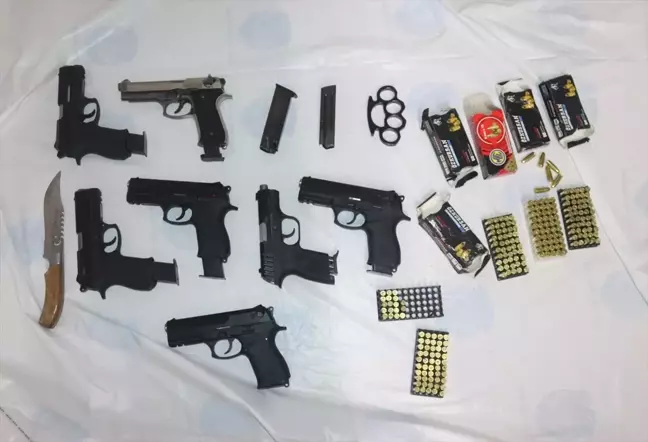 İzmir'de düzenlenen operasyonda 16 ruhsatsız tabanca ele geçirildi
