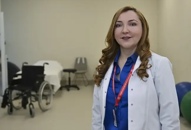 Depremde enkaz altında kalan genç kız, protezleri sayesinde ayağa kalkıp sağlık çalışanı olma hayalini gerçekleştiriyor