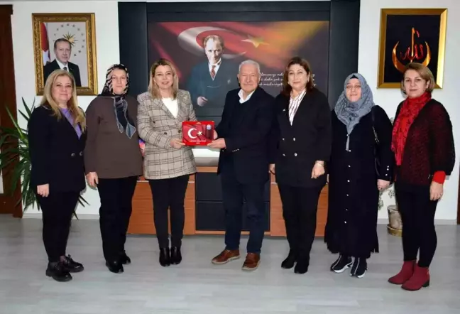 AK Parti Çanakkale İl Kadın Kolları Başkanı Özlem Karadayı, Lapseki Belediye Başkanı Eyüp Yılmaz'ı ziyaret etti