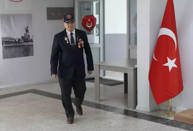 Kıbrıs Barış Harekatı'na katılan Mersinli gazi Fikri Kalkan, Türk bayrağı asmanın gururunu yaşıyor