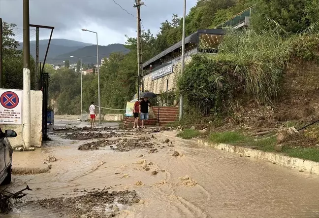 Sinop'un Gerze ilçesinde sağanak nedeniyle yollarda hasar oluştu