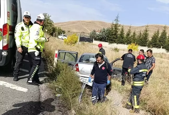 Konya'da Devrilen Otomobilde 2 Kişi Yaralandı