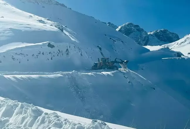 Hakkari'de Karla Mücadele Çalışmaları Devam Ediyor