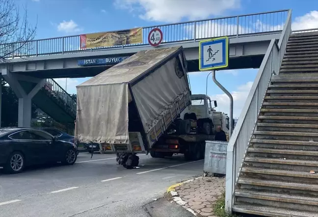 Sultanbeyli'de Üst Geçide Çarpan Kamyon Trafik Sıkışıklığına Neden Oldu