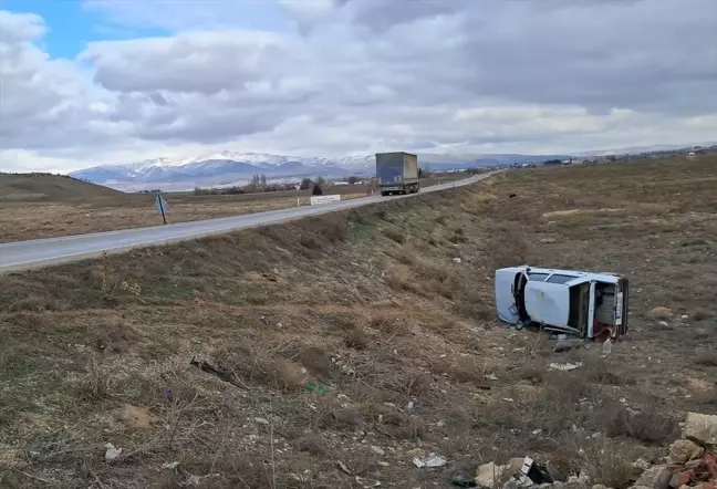 Afyonkarahisar'da Şarampole Devrilen Otomobilde 5 Kişi Yaralandı