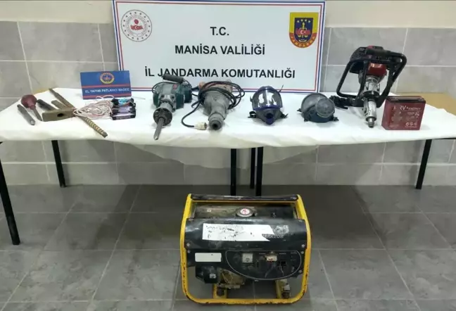 Manisa'da Jandarma Kaçak Kazı Yapan 10 Şahsı Suçüstü Yakaladı