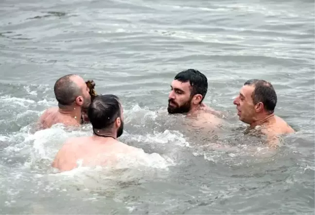 Haç Çıkartmak İçin Haliç'in Soğuk Sularına Atladılar