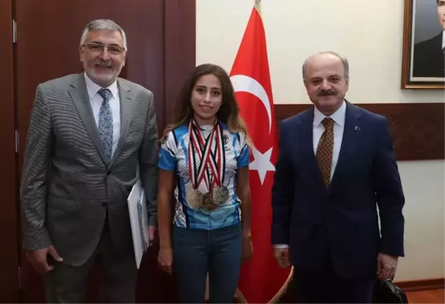 Vali Çakacak, Milli Sporcu Avcı'yı Makamında Kabul Etti