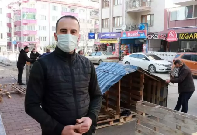 Gönüllüler sokak hayvanlarına paletlerden yuva yapıyor