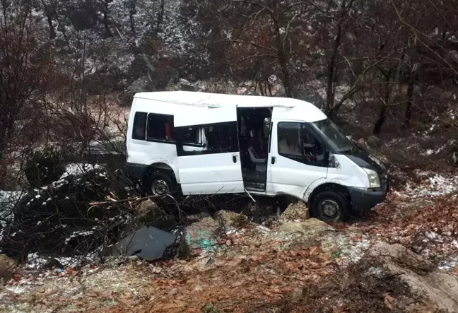 Öğrenci servisi şarampole devrildi: 10 yaralı