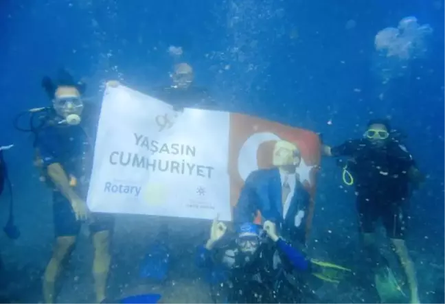 Deniz altında 'Cumhuriyet' kutlaması
