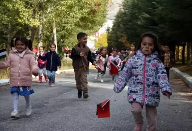 Bitlis'teki Kuran kursu öğrencileri Filistin'e yardım için harçlıklarını bağışladı