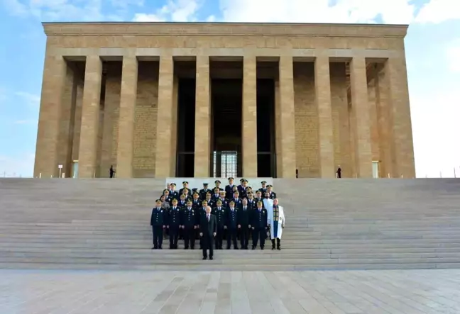 Emniyet Genel Müdürü ve Heyeti Anıtkabir'i Ziyaret Etti