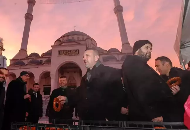 Sincan Belediye Başkanı Murat Ercan, vatandaşlarla sabah namazında buluştu