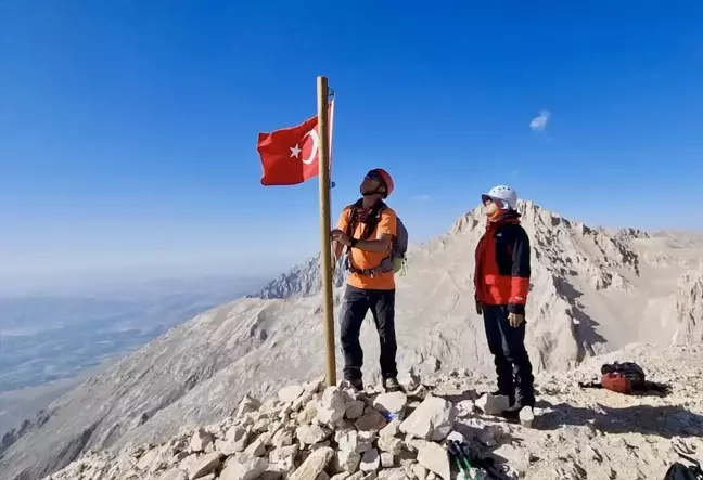 Kırşehirli Dağcılar Eznevit Zirvesine Türk Bayrağı Açtı