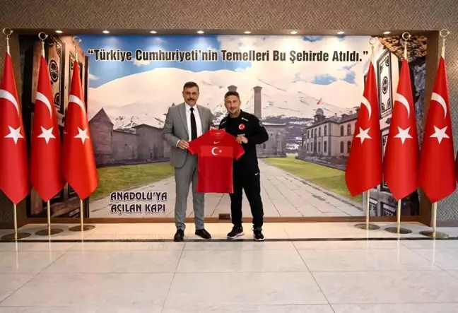 Erzurum Valisi Mustafa Çiftçi, 19 Yaş Altı Milli Futbol Takımı Teknik Sorumlusu Sabri Sarıoğlu'nu kabul etti