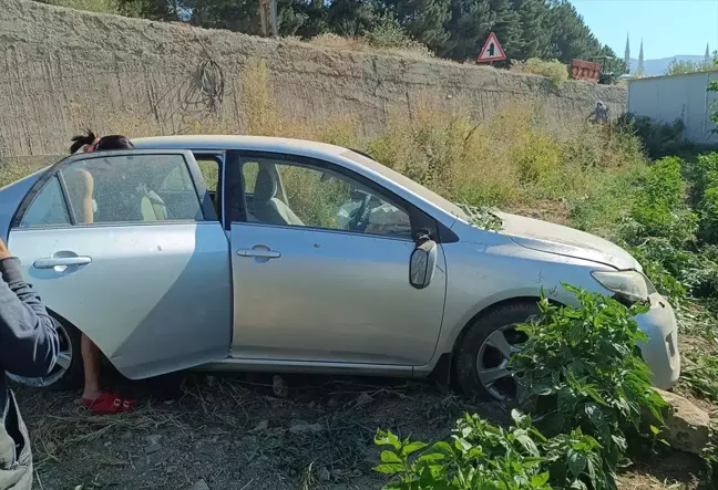 Malatya'da otomobil bahçeye devrildi, 3 kişi yaralandı