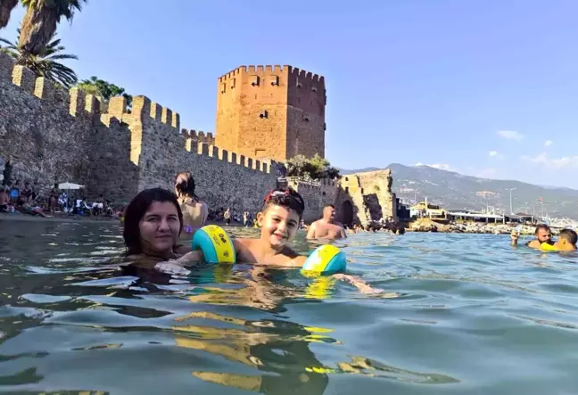 Alanya'da turistler güneşli havanın tadını çıkardı