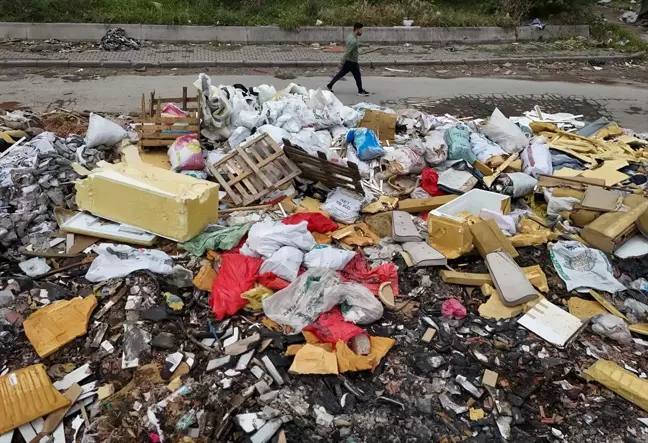 Buca'da Atık Yığını Esnafa Rahatsızlık Veriyor