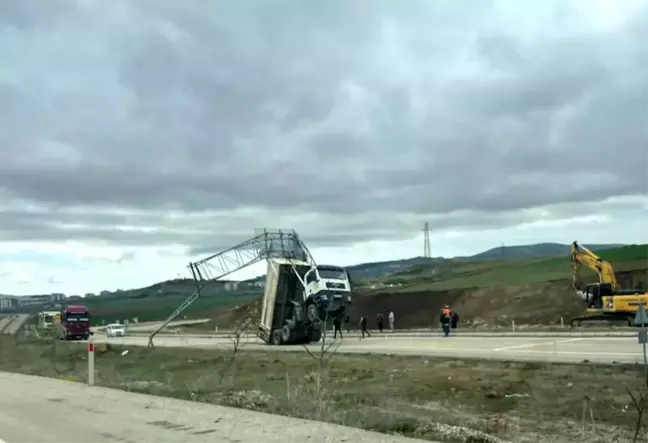 Kaman'da Rüzgarın Etkisiyle Kamyon Eğilen Tabelaya Takıldı
