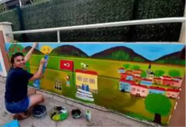 Çeşme'de vatandaşlar sokaklarını adeta sanat galerisine dönüştürdü