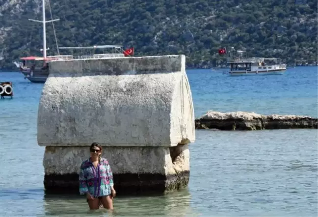 Deniz yüzeyindeki anıt mezarda 'fotoğraf' turizmi