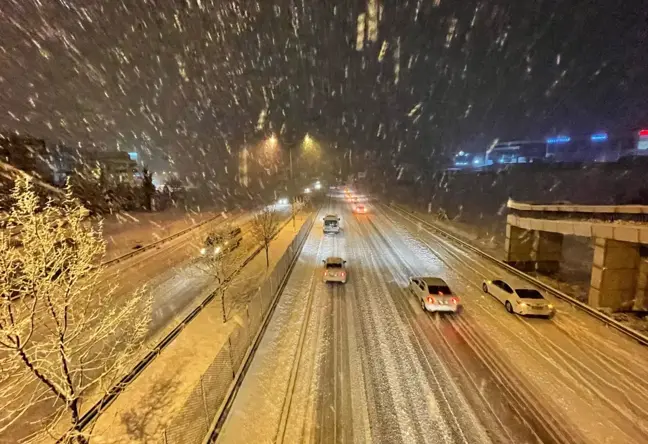 Bursa-İzmir kara yolunda kar etkili oluyor