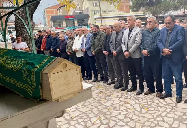 Karabük'te alkollü sürücü idaresindeki minibüsün park halindeki kamyona çarpması sonucu hayatını kaybeden Mehmet Telli toprağa verildi