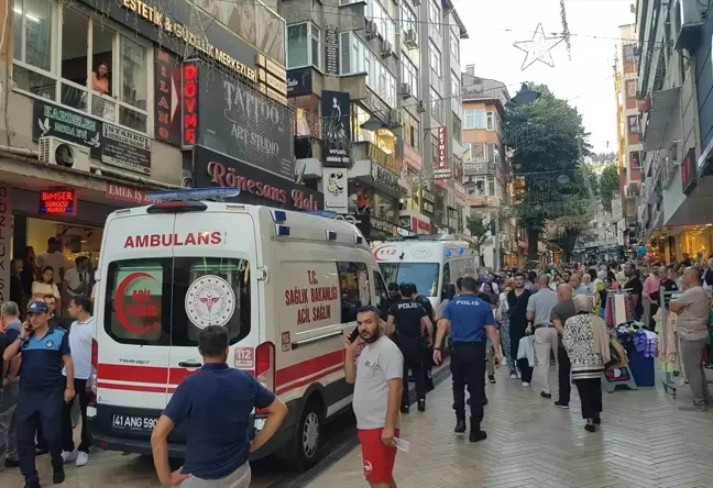 İzmit'te çıkan bıçaklı kavgada 2 kişi yaralandı