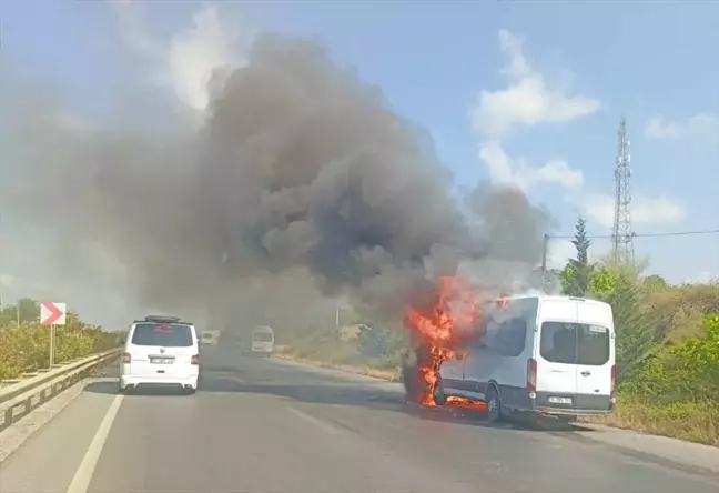 Manavgat'ta minibüs yangını