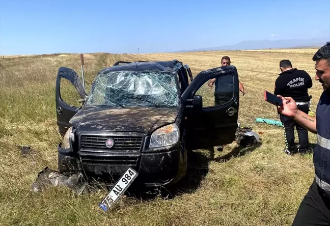 Kars'ın Sarıkamış ilçesinde hafif ticari araç devrildi, 2 kişi yaralandı