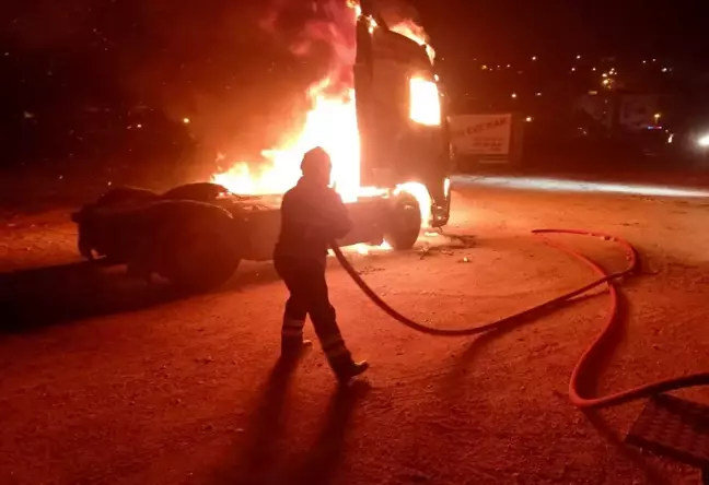 Hatay'da Park Halindeki Tır Alev Alev Yandı