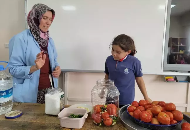 Kütahya'daki Öğrenciler Yerli Tohum Projesi ile Turşu Kuruyor