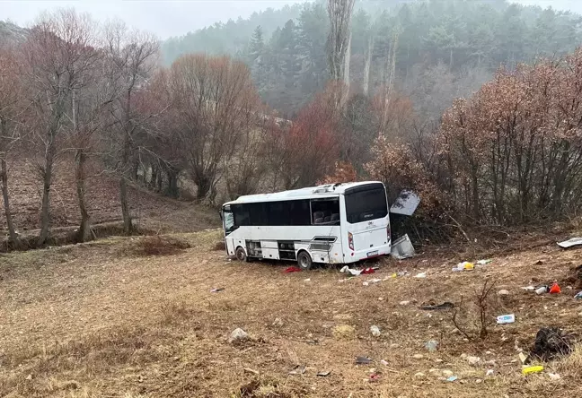 Kütahya'da İşçi Taşıyan Midibüs Şarampole Devrildi: 1 Ölü, 7 Yaralı