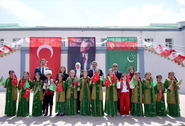Milli Eğitim Bakanı Tekin, Aşkabat Ortak Türkmen-Türk Okulu'nu Ziyaret Etti