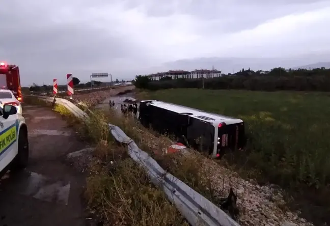 Manisa'da Yolcu Otobüsü Şarampole Devrildi: 10 Yaralı