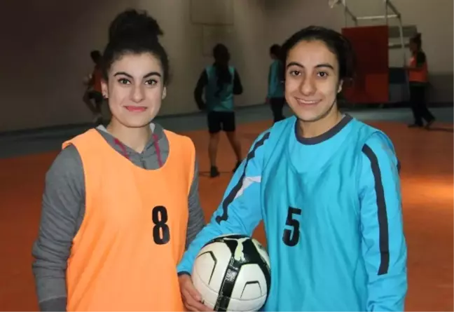 Siirt'teki Futbolcu Kız Kardeşler Erkek Futbolcuları Aratmıyor