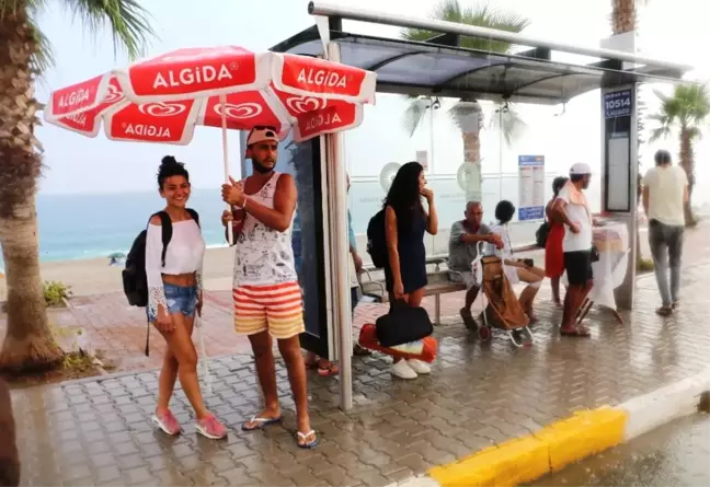 Antalya'da Tatilcilere Yağmur Sürprizi