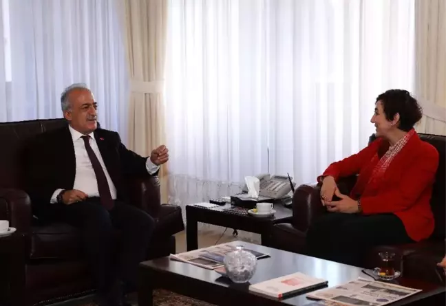Düzce Üniversitesi Kurucu Rektöründen, Rektör Çomaklı'ya Ziyaret