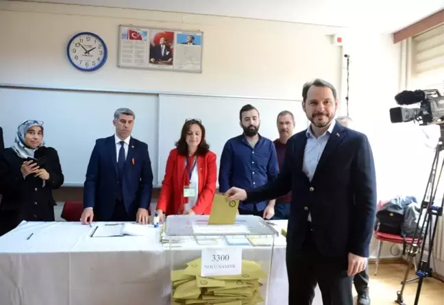Berat Albayrak, Eşi Esra Albayrak ile Beraber Üsküdar'da Oyunu Kullandı