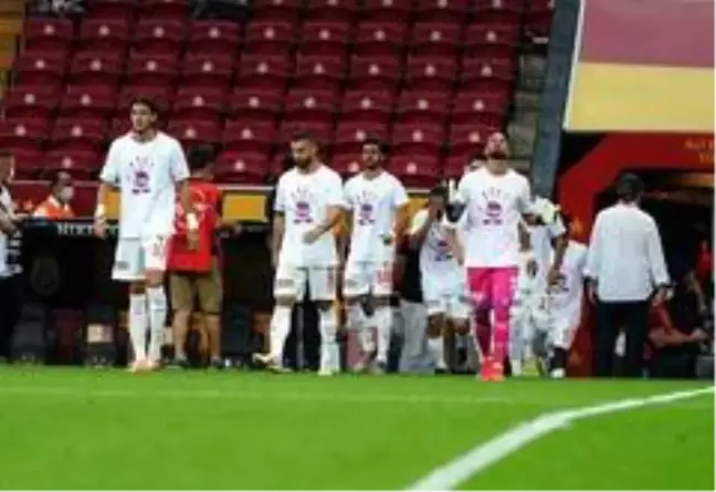 Futbolcular sahaya 'Kadına şiddete dur de' tişörtleriyle çıktı