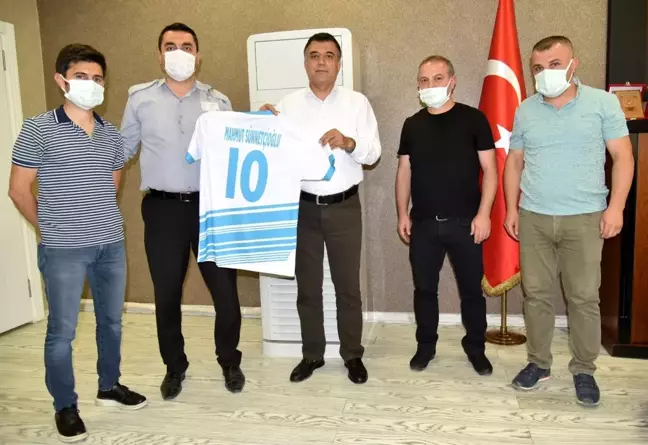Sağlık çalışanlarından Müdür Sünnetçioğlu'na forma