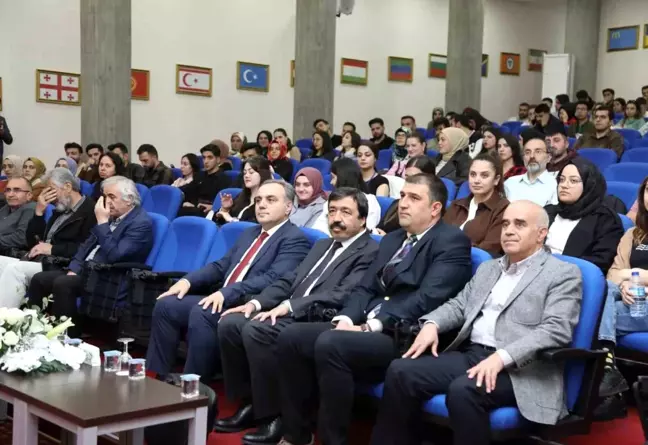 Erciyes Üniversitesi'nde 'Uluslararası Medeniyet Krizinde Aile ve Gençlik' konulu konferans düzenlendi
