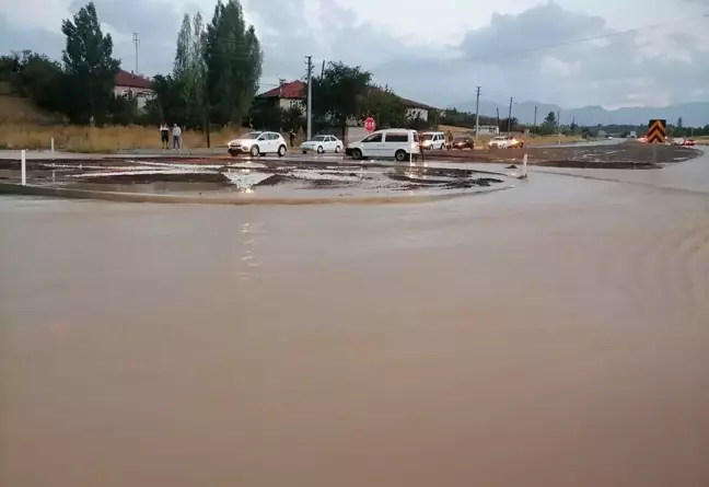 Beyşehir'de Sağanak Yağış Hayatı Olumsuz Etkiledi