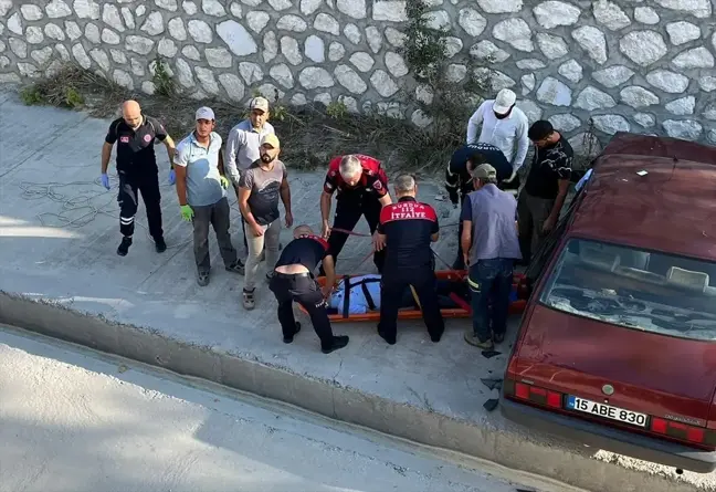 Burdur'da otomobil dere yatağına düştü, sürücü yaralandı