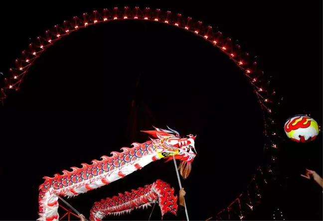 London Eye, Çin Yeni Yılı Kutlamaları İçin Kırmızı Işıklarla Aydınlatıldı