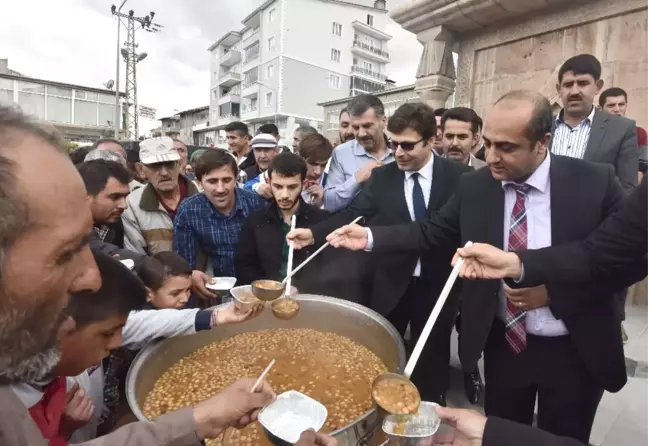 Ahlat'ta Bin Kişilik Aşure Dağıtıldı