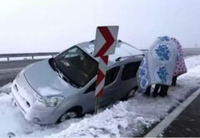 Kardan kapanan yollarda mahsur kalan vatandaşlar kurtarıldı