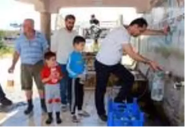 Son dakika... Şifalı olduğuna inandıkları suyu bidonlara doldurup evlerine taşıyorlar