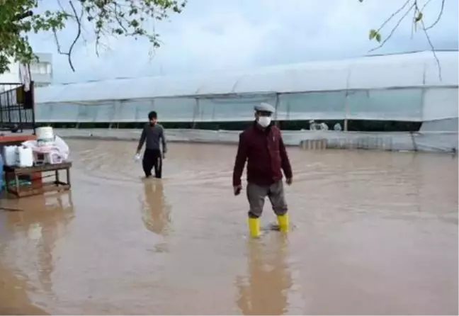 'Turuncu' alarmın verildiği Antalya'da, Acısu Deresi'nin taşma riski var (3)